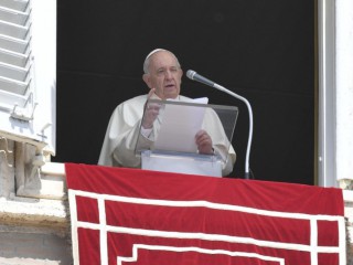 Đức Thánh Cha Phanxicô chủ sự giờ kinh "Regina Caeli" hôm thứ Hai, ngày 18 tháng 4 năm 2022, tại Quảng trường Thánh Phêrô (Ảnh: Truyền thông vatican)