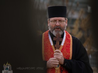 Đức Tổng Giám mục Sviatoslav Shevchuk cầu nguyện cho những người Ukraine bị quân Nga giết hại ở Bucha vào ngày 7 tháng 4 năm 2022 (Ảnh: tv.ugcc.org.ua)