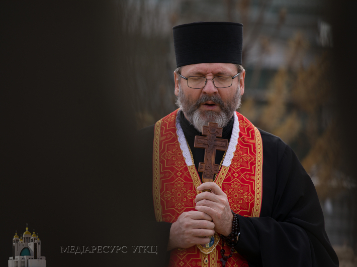 Đức Tổng Giám mục Sviatoslav Shevchuk cầu nguyện cho những người Ukraine bị quân Nga giết hại ở Bucha vào ngày 7 tháng 4 năm 2022 (Ảnh: tv.ugcc.org.ua)