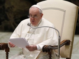 Đức Thánh Cha Phanxicô chia sẻ trong buổi tiếp kiến chung của ngài tại hội trường Phaolô VI tại Vatican, ngày 13 tháng 4 năm 2022 (Ảnh: CNS / Paul Haring)