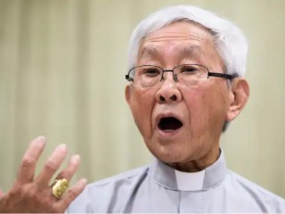 Đức Hồng y Joseph Zen Ze-kiun phát biểu trong một cuộc họp báo tại Nhà Salêdiêng ở Hồng Kông vào ngày 26 tháng 9 khi ngài nói rằng thỏa thuận giữa Vatican và Trung Quốc là một sự phản bội đối với Giáo hội hầm trú (Ảnh: Anthony Wallace / AFP)