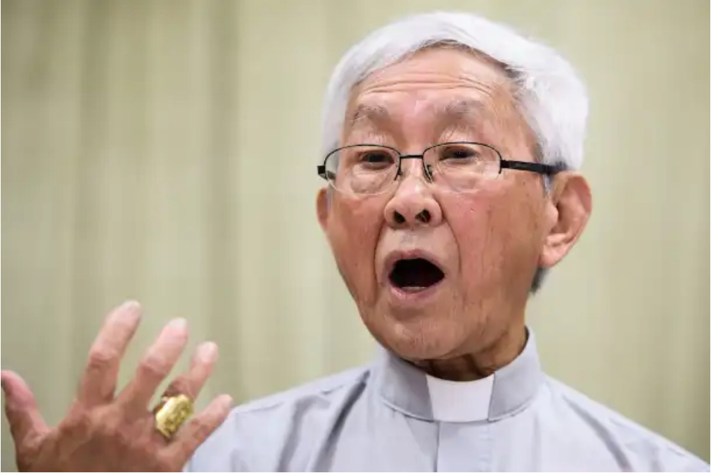 Đức Hồng y Joseph Zen Ze-kiun phát biểu trong một cuộc họp báo tại Nhà Salêdiêng ở Hồng Kông vào ngày 26 tháng 9 khi ngài nói rằng thỏa thuận giữa Vatican và Trung Quốc là một sự phản bội đối với Giáo hội hầm trú (Ảnh: Anthony Wallace / AFP)