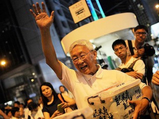 Đức Hồng Y Joseph Zen vẫy tay chào mừng những người biểu tình trong cuộc biểu tình ủng hộ dân chủ hàng năm vào năm 2014 (Anhr BBC)