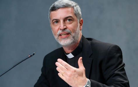 Cha Alexandre Awi Mello thuộc Phong trào Tông đồ của Schoenstatt, Thư ký Thánh Bộ Giáo dân, Gia đình và Sự sống, phát biểu trong một cuộc họp báo tại Vatican ngày 18 tháng 5 năm 2021 (Ảnh: Paul Haring / CNS)