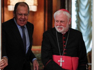 Bộ trưởng Ngoại giao Nga Sergei Lavrov bước vào hội trường với Đức Tổng Giám mục Paul Gallagher, Ngoại trưởng Vatican, trong cuộc gặp của họ tại Moscow vào ngày 9 tháng 11 năm 2021 (Ảnh: CNS / Yuri Kochetkov, tổng hợp qua Reuters)