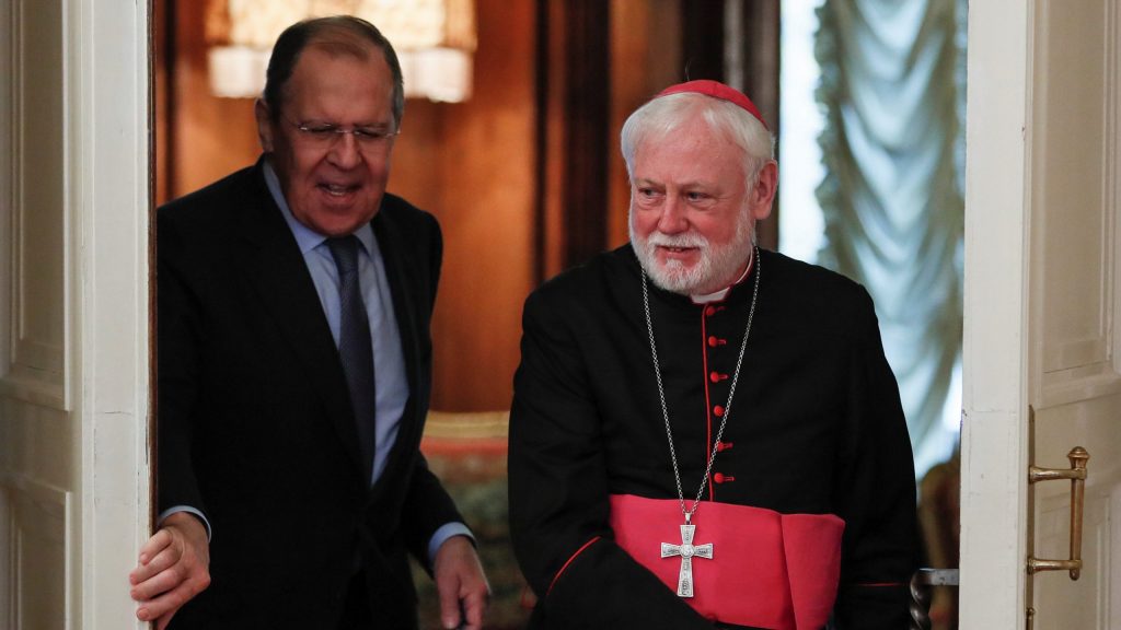Bộ trưởng Ngoại giao Nga Sergei Lavrov bước vào hội trường với Đức Tổng Giám mục Paul Gallagher, Ngoại trưởng Vatican, trong cuộc gặp của họ tại Moscow vào ngày 9 tháng 11 năm 2021 (Ảnh: CNS / Yuri Kochetkov, tổng hợp qua Reuters)