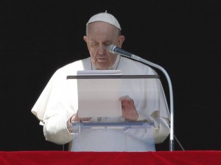 Đức Thánh Cha Phanxicô mời gọi các tín hữu thinh lặng cầu nguyệncho hòa bình khi ngài chủ sự giờ nguyện Kinh Truyền Tin từ cửa sổ nhìn ra Quảng trường Thánh Phêrô tại Vatican vào ngày 13 tháng 3 năm 2022 (Ảnh: CNS / Paul Haring)
