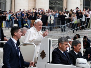 Đức Thánh Cha Phanxicô chào đón đám đông trong buổi tiếp kiến chung tại Quảng trường Thánh Phêrô, Vatican ngày 4 tháng 5 năm 2022 (Ảnh: Paul Haring / CNS)