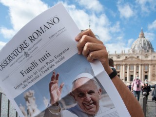 Một người đang đọc  tờ báo L'Osservatore Romano của Vatican với trang nhất về Thông điệp "Fratelli Tutti, về Tình huynh đệ và Tình bạn xã hội"  của Đức Thánh Cha Phanxicô tại Quảng trường Thánh Phêrô, Vatican ngày 4 tháng 10 năm 2020 (Ảnh: CNS / IPA / Sipa USA, Reuters)