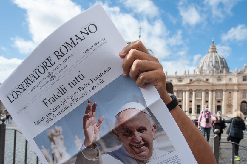 Một người đang đọc tờ báo L'Osservatore Romano của Vatican với trang nhất về Thông điệp "Fratelli Tutti, về Tình huynh đệ và Tình bạn xã hội" của Đức Thánh Cha Phanxicô tại Quảng trường Thánh Phêrô, Vatican ngày 4 tháng 10 năm 2020 (Ảnh: CNS / IPA / Sipa USA, Reuters)