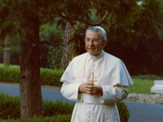 Đức Giáo hoàng Gioan Phaolô I đi dạo tại Vatican vào năm 1978. Trong phần lời tựa cho một cuốn sách về những Gióa huấn của Đức cố Giáo hoàng, Đức Thánh Cha Phanxicô  cho biết chúng nhấn mạnh “bước đi đơn sơ trong đức tin của các Tông đồ” (Ảnh: CNS / L’Osservatore Romano)
