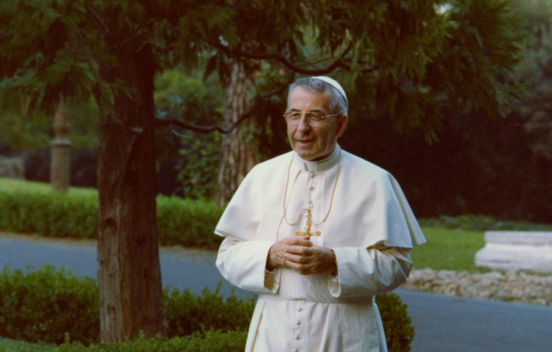 Đức Giáo hoàng Gioan Phaolô I đi dạo tại Vatican vào năm 1978. Trong phần lời tựa cho một cuốn sách về những Gióa huấn của Đức cố Giáo hoàng, Đức Thánh Cha Phanxicô cho biết chúng nhấn mạnh “bước đi đơn sơ trong đức tin của các Tông đồ” (Ảnh: CNS / L’Osservatore Romano)