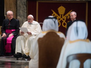 Đức Thánh Cha Phanxicô phát biểu với các tân Đại sứ tại Tòa Thánh đến từ Pakistan, Các Tiểu vương quốc Ả Rập Thống nhất, Burundi và Qatar trong buổi tiếp kiến vào ngày 19 tháng 5 năm 2022, tại Điện Tông Tòa tại Vatican (Ảnh: CNS / truyền thông Vatican)