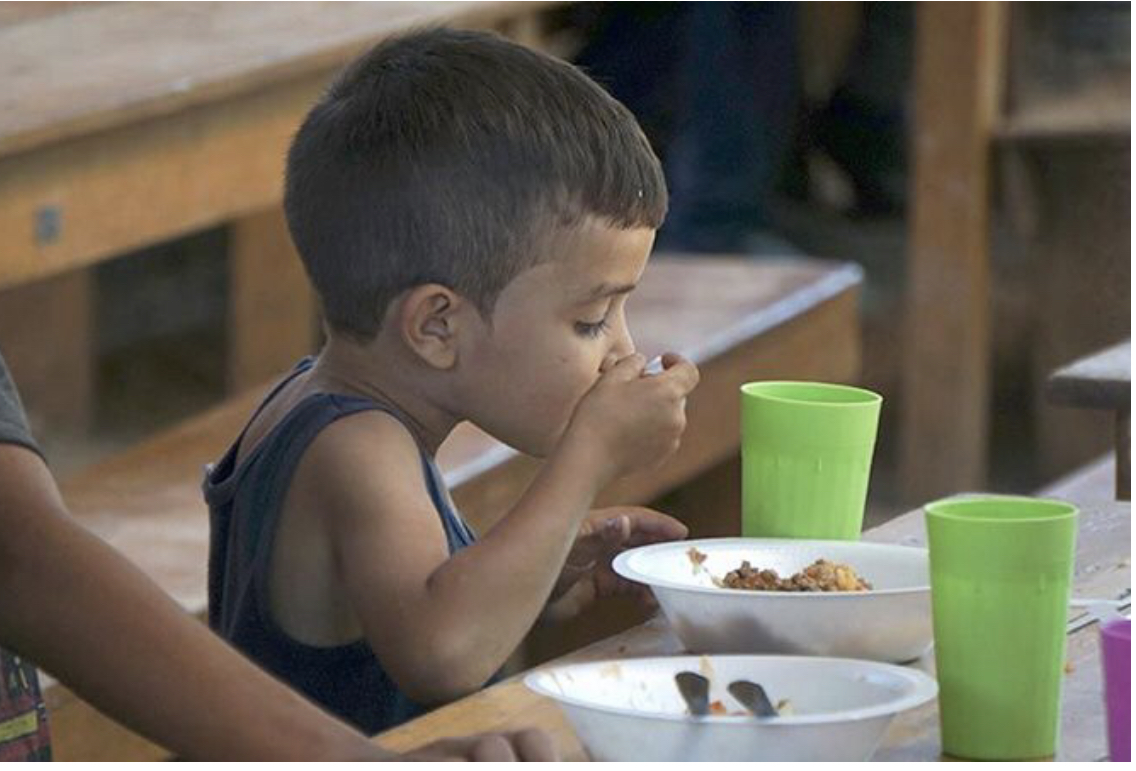 Một đứa trẻ di cư ăn trưa tại Casa de Paso "Divina Providencia" ở Cucuta (Ảnh: David Ramos / ACI Prensa)