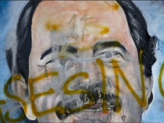 Từ tiếng Tây Ban Nha có nghĩa là "Kẻ sát nhân" được viết trên bức tranh tường vẽ Tổng thống Nicaragua, Daniel Ortega (Ảnh: Esteban Felix / AP)