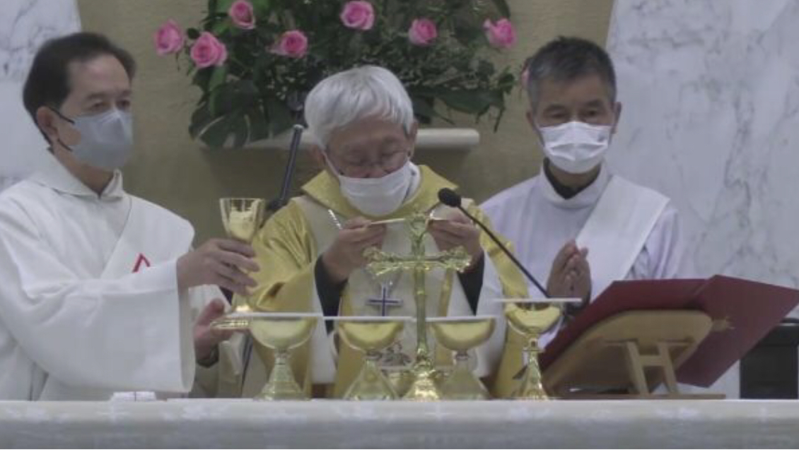 Đức Hồng Y Zen dâng Thánh lễ vào ngày 24 tháng 5 năm 2022 sau khi hầu tòa ở Hồng Kông (Ảnh chụp màn hình từ buổi phát trực tiếp Thánh lễ trên trang Facebook của Đức Hồng y Zen)