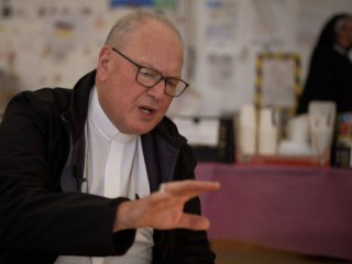 Đức Hồng y Dolan phát biểu với Colm Flynn của EWTN News In Depth tại Hrebenne, Ba Lan trong một cuộc phỏng vấn được phát sóng vào ngày 2 tháng 5 (Ảnh: EWTN News In Depth)