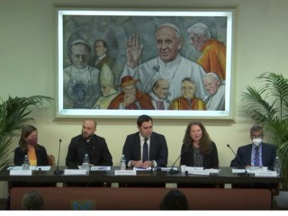 Bà Tetiana Stawnychy, Chủ tịch Caritas Ukraine, phát biểu trong cuộc họp báo ở Rôma, ngày 16 tháng 5 năm 2022 (Ảnh chụp màn hình từ kênh YouTube Vatican News)