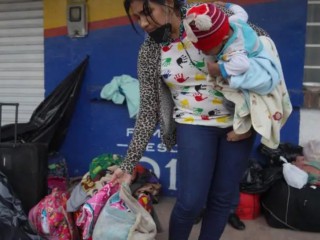 Chị Luisiana Cordoba, một người di cư Venezuela, đang sắp xếp đồ đạc khi đang dừng chân nghỉ ngơi ở Gachancipa, Colombia, ngày 28 tháng 6 năm 2020. Chị Cordoba đã lên đường được một tuần lễ và đang cố gắng tìm đường đến Venezuela cùng với ba đứa con của mình sau khi bị mất việc ở Ecuador (Ảnh: Manuel Rueda / CNS)