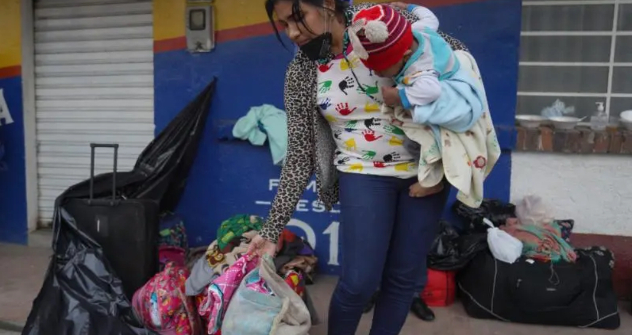 Chị Luisiana Cordoba, một người di cư Venezuela, đang sắp xếp đồ đạc khi đang dừng chân nghỉ ngơi ở Gachancipa, Colombia, ngày 28 tháng 6 năm 2020. Chị Cordoba đã lên đường được một tuần lễ và đang cố gắng tìm đường đến Venezuela cùng với ba đứa con của mình sau khi bị mất việc ở Ecuador (Ảnh: Manuel Rueda / CNS)