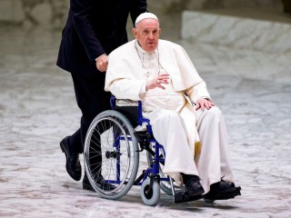 Đức Thánh Cha Phanxicô hiện đang phải ngồi xe lăn sau cuộc phẫu thuật đầu gối (Ảnh: GUGLIELMO MANGIAPANE / REUTERS)