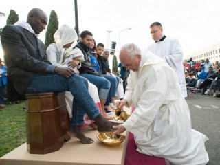 Đức Thánh Cha Phanxicô rửa chân cho những người tị nạn trong Thánh lễ Tiệc Ly vào Thứ Năm Tuần Thánh tại Trung tâm dành cho những người xin tị nạn ở Castelnuovo di Porto, cách Rôma khoảng 15 dặm về phía bắc, ngày 24 tháng 3 năm 2016. Đức Thánh Cha Phanxicô  đã rửa và hôn chân của những người tị nạn, bao gồm cả người Hồi giáo , những người theo đạo Hindu và người Copt (Ảnh: CNS / L’Osservatore Romano)