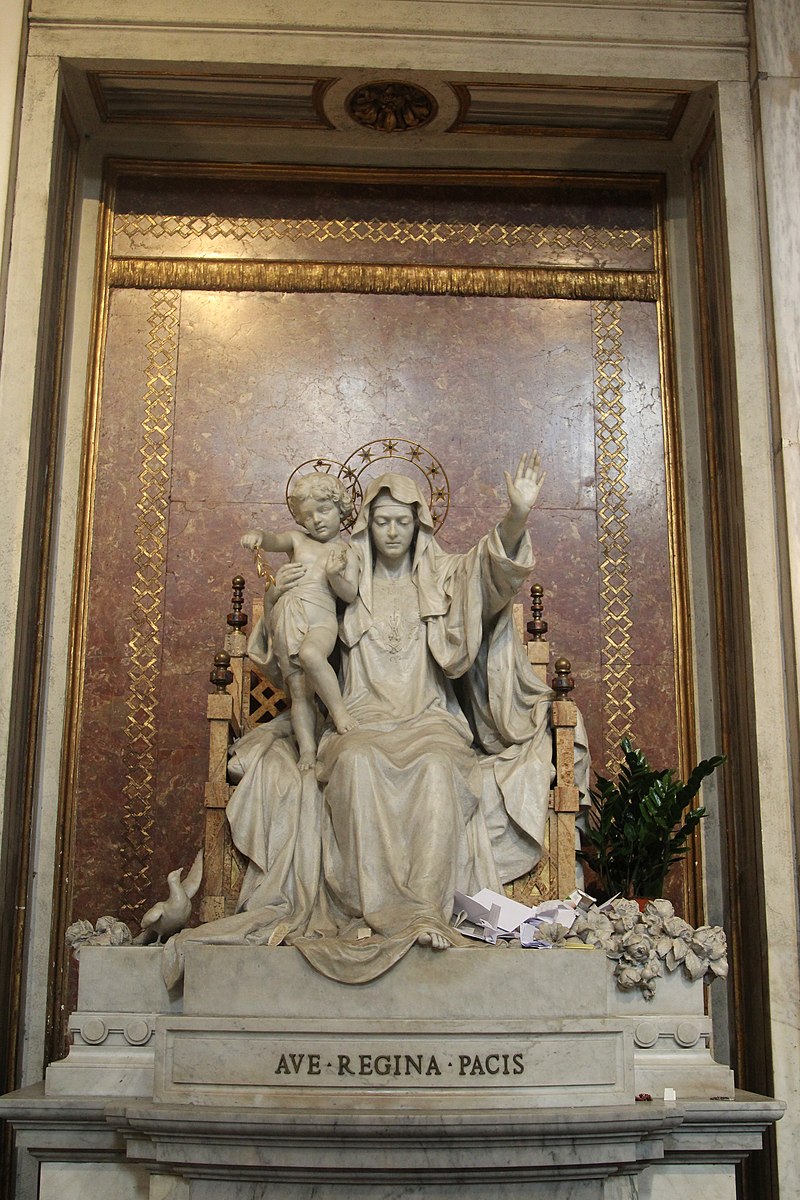 Bức tượng Đức Mẹ Maria Regina Pacis, hay "Nữ Vương Hòa Bình", tại Vương Cung Thánh Đường Đức Bà Cả ở Rôma
