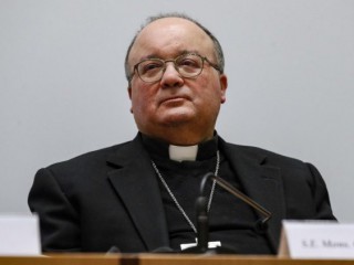 Đức Tổng Giám mục Charles J. Scicluna Địa phận Malta, Phó Tổng thư ký của Bộ Giáo lý Đức tin, thông báo tóm tắt về công việc của cuộc họp về bảo vệ trẻ vị thành niên trong Giáo hội (Ảnh: ANSA)