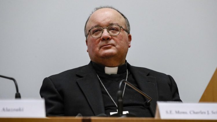 Đức Tổng Giám mục Charles J. Scicluna Địa phận Malta, Phó Tổng thư ký của Bộ Giáo lý Đức tin, thông báo tóm tắt về công việc của cuộc họp về bảo vệ trẻ vị thành niên trong Giáo hội (Ảnh: ANSA)