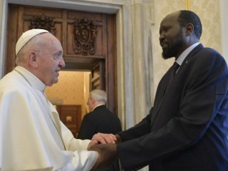 Đức Thánh Cha Phanxicô chào đón Tổng thống Nam Sudan Salva Kiir tại Vatican vào ngày 16 tháng 3 năm 2019 (Ảnh: Truyền thông Vatican)