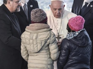Đức Thánh Cha Phanxicô chào đón hai người tị nạn trẻ tuổi ở Hy Lạp (Ảnh: ANSA)
