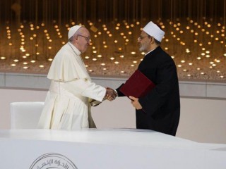 Đức Thánh Cha Phanxicô và Ahmed el-Tayyeb, Đại imam của Đại học Hồi giáo Al-Azhar, ký Văn kiện về Tinh thần Huynh đệ nhân loại vì Hòa bình thế giới và việc Cùng nhau Chung sống vào ngày 4 tháng 2 năm 2019 (Ảnh: Vatican News)