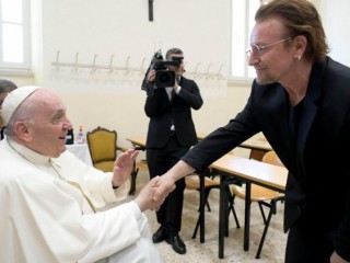 Đức Thánh Cha Phanxicô với ca sĩ Bono Vox (Ảnh: Truyền thôngVatican)