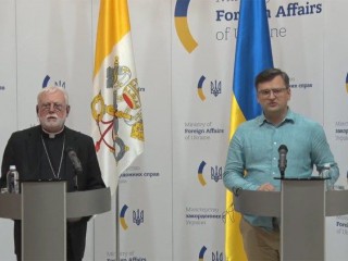 Đức Tổng Giám mục Paul Gallagher gặp Bộ trưởng Ngoại giao Ukraine Dmytro Kuleba tại Kyiv vào ngày 20 tháng 5