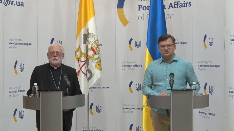 Đức Tổng Giám mục Paul Gallagher gặp Bộ trưởng Ngoại giao Ukraine Dmytro Kuleba tại Kyiv vào ngày 20 tháng 5