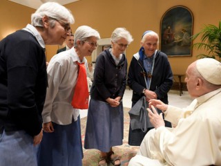 Đức Thánh Cha Phanxicô gặp gỡ các thành viên của Hiệp hội Gia đình Linh đạo Thánh Charles de Foucauld tại Hội trường Phaolô VI, ngày 18 tháng 5 năm 2022 (Ảnh: Truyền thông Vatican)
