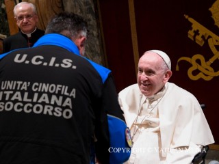 Đức Thánh Cha Phanxicô gặp gỡ các thành viên của Cục Bảo vệ dân sự của Ý tại Điện Clementine hôm thứ Hia ngày 23 tháng 5 năm 2022 (Ảnh: Truyền thông Vatican)