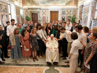 Đức Thánh Cha Phanxicô gặp gỡ các thành viên của ‘Chemin Neuf Politics Fraternity’ tại Hội trường Clementine của Vatican,  vào ngày 16 tháng 5 (Ảnh: Truyền thông Vatican)