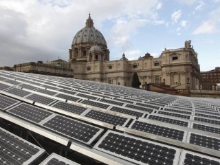 Các tấm pin mặt trời được lắp đặt trên nóc Hội trường Phaolô VI tại Vatican vào ngày 1 tháng 12 năm 2010. Cài đặt “những tầng thượng xanh” là một cách thức để các trường đại học tham gia vào Nền tảng Hành động Laudato Si’. (Ảnh: CNS / Paul Haring)