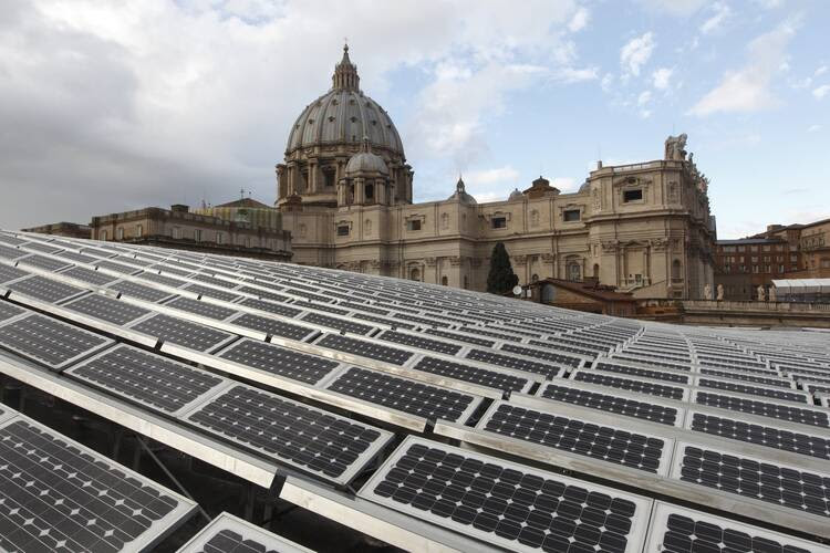 Các tấm pin mặt trời được lắp đặt trên nóc Hội trường Phaolô VI tại Vatican vào ngày 1 tháng 12 năm 2010. Cài đặt “những tầng thượng xanh” là một cách thức để các trường đại học tham gia vào Nền tảng Hành động Laudato Si’. (Ảnh: CNS / Paul Haring)