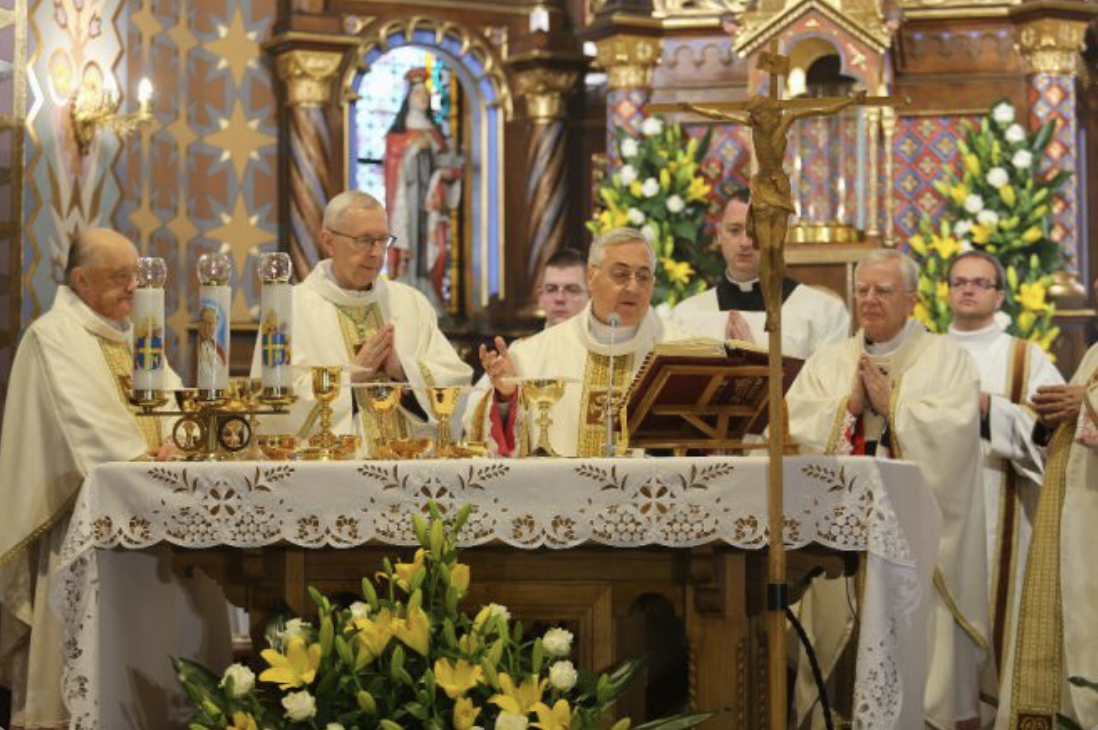 Các Giám mục Ba Lan cử hành Thánh lễ tại Zakopane vào ngày 7 tháng 6 năm 2002 (Ảnh: EpiskopatNews qua Flickr)