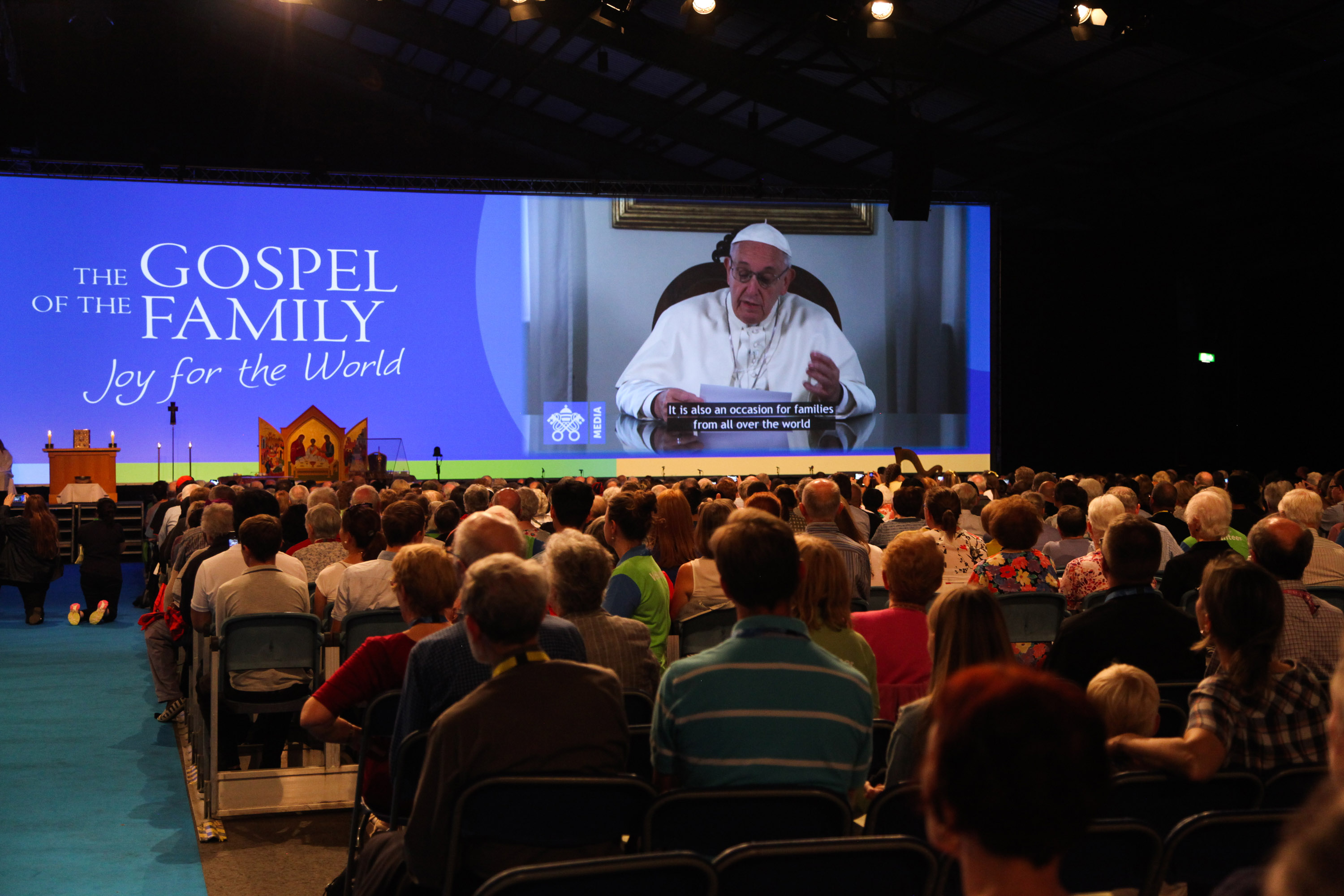 Các tham dự viên theo dõi Đức Thánh Cha Phanxicô trên màn hình trong lễ khai mạc Đại hội Gia đình Thế giới tại Dublin vào ngày 21 tháng 8 năm 2018. (Ảnh: CNS / John McElroy, Đại hội Gia đình Thế giới)