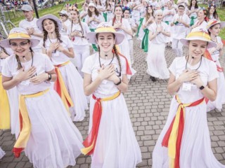 Các bạn trẻ tham dự đại hội Lednica 2000 lần thứ 26 tại Ba Lan vào vào ngày 4 tháng Sáu (Ảnh: Facebook Lednica 2000)
