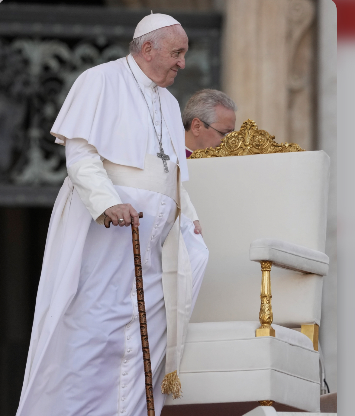 Đức Thánh Cha Phanxicô xuất hiện tại Quảng trường Thánh Phêrô tại Vatican để gặp gỡ các tham dự viên tham dự Đại hội Gia đình Thế giới tại Rôma, Thứ Bảy, ngày 25 tháng 6 năm 2022. Đại hội Gia đình Thế giới do Giáo hoàng Gioan Phaolô II thiết lập vào năm 1994 và được tổ chức ba năm một lần kể từ đó sau đó tại các thành phố khác nhau (Ảnh: AP/ Andrew Medichini)