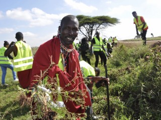 Amos Kwaite, một thành viên của cộng đồng Maasai, tham gia cùng với người dân Kenya, bao gồm các thành viên của Phong trào Laudato Si trong việc dọn dẹp Công viên Quốc gia Nairobi vào ngày 4 tháng 6 năm 2022, như một phần của việc tuân thủ Ngày Môi trường Thế giới (Ảnh: Fredrick Nzwili / CNS)