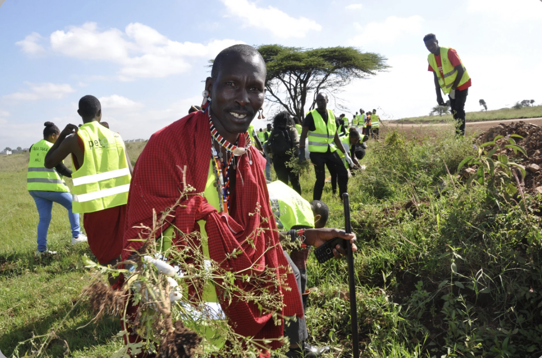 Amos Kwaite, một thành viên của cộng đồng Maasai, tham gia cùng với người dân Kenya, bao gồm các thành viên của Phong trào Laudato Si trong việc dọn dẹp Công viên Quốc gia Nairobi vào ngày 4 tháng 6 năm 2022, như một phần của việc tuân thủ Ngày Môi trường Thế giới (Ảnh: Fredrick Nzwili / CNS)