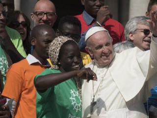 Đức Thánh Cha Phanxicô với một số anh chị em di dân tị nạn (Ảnh: Truyền thông Vatican)