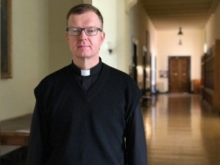 Linh mục Dòng Tên Hans Zollner, thành viên của Ủy ban Giáo hoàng về Bảo vệ Trẻ vị thành niên, trong bức hình được chụp tại hành lang của Đại học Giáo hoàng Grêgôriô (Ảnh: Vatican News)