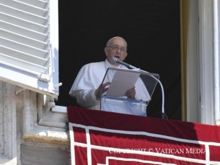 Đức Thánh Cha Phanxicô phát biểu trước đám đông tập trung tại Quảng trường Thánh Phêrô tham dự giờ nguyện Kinh Truyền Tin vào Chúa nhật Lễ Chúa Ba Ngôi ngày 12 tháng 6 năm 2022 (Ảnh: Truyền thông Vatican)