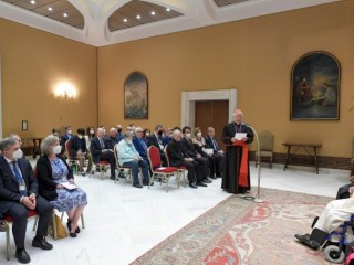 Đức Thánh Cha Phanxicô gặp gỡ các tham dự viên tham gia hội nghị quốc tế ‘Dòng Phát triển của Hiệp ước Toàn cầu về Giáo dục’ trong một căn phòng liền kề với Hội trường Phaolô VI tại Vatican, ngày 1 tháng 6 năm 2022 (Ảnh: Truyền thông Vatican)